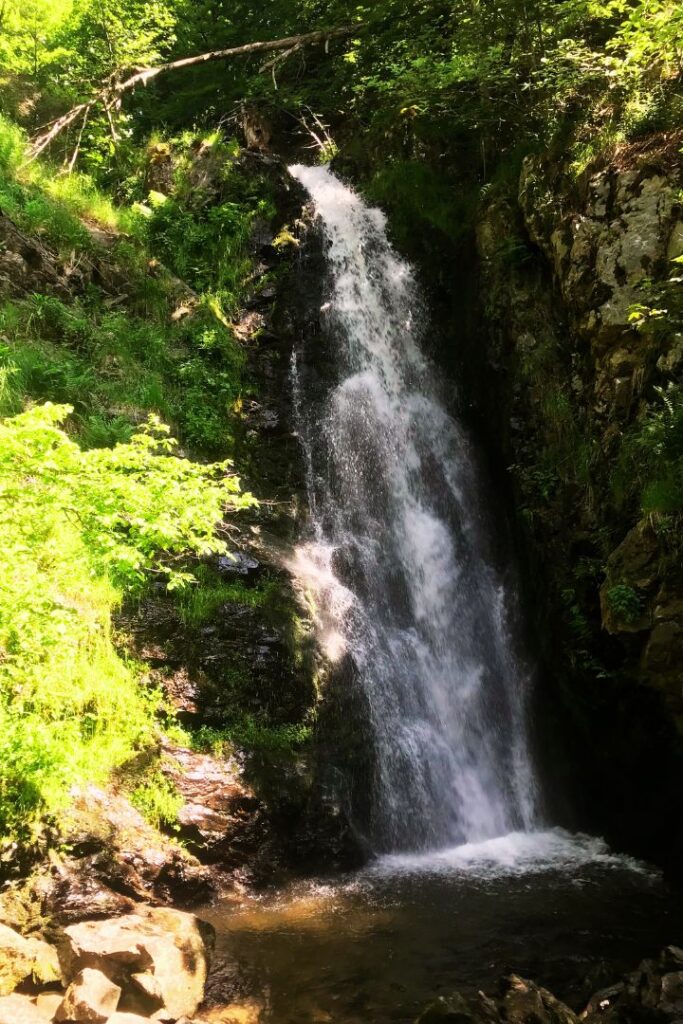 Ein Wasserfall mitten im Wald. Neben Stressbewältigung bietet Susanne Lohse auch Hilfe bei innerer Unruhe.