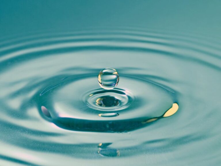 Das Bild zeigt wie ein Wassertropfen sanfte Wellen in eine Wasseroberfläche bringt. Susanne Lohse bietet an innere Unruhe zu lösen. In Karlsruhe.